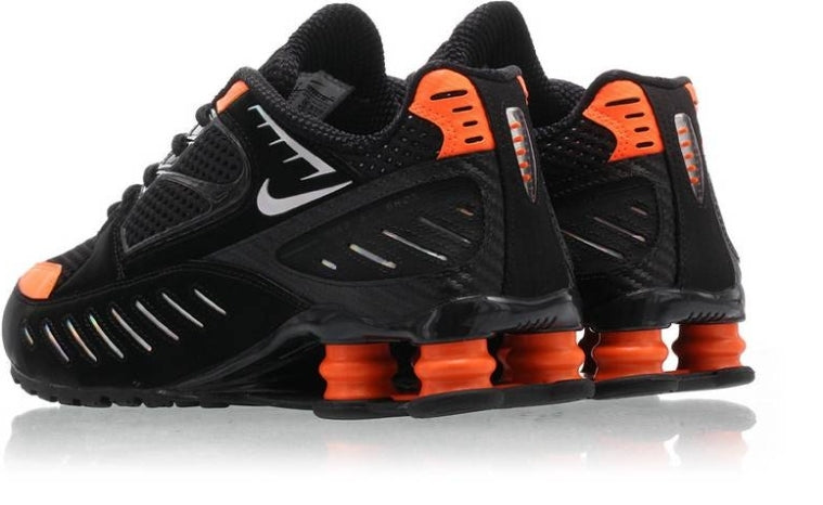 Les baskets Nike Shox Enigma assurent un confort supérieur grâce à la technologie Shox. Les colonnes de soutien au talon procurent un amorti réactif.
