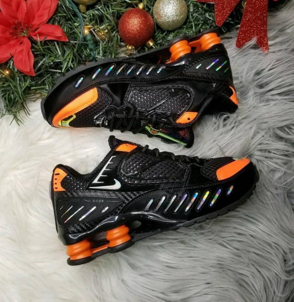 Les baskets Nike Shox Enigma assurent un confort supérieur grâce à la technologie Shox. Les colonnes de soutien au talon procurent un amorti réactif.