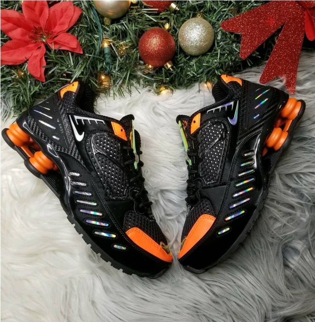 Les baskets Nike Shox Enigma assurent un confort supérieur grâce à la technologie Shox. Les colonnes de soutien au talon procurent un amorti réactif.