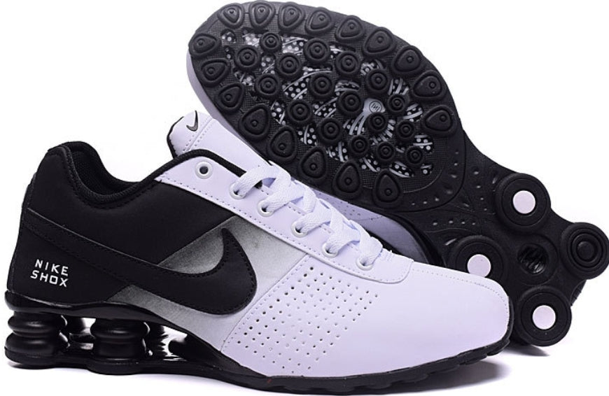 Les baskets Nike Shox Enigma assurent un confort supérieur grâce à la technologie Shox. Les colonnes de soutien au talon procurent un amorti réactif.