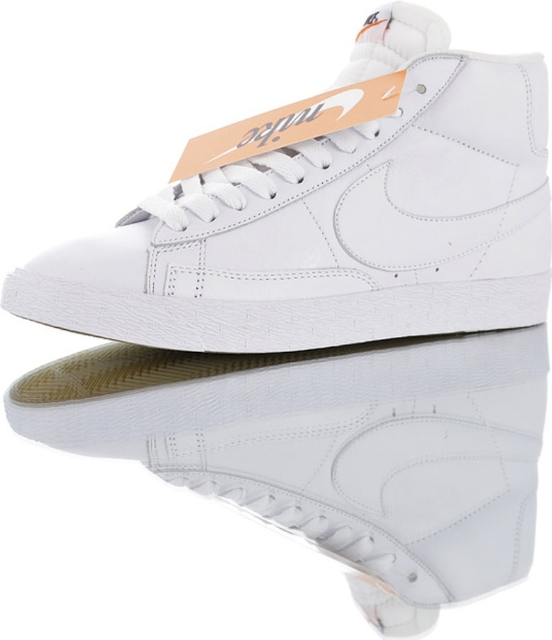 Les baskets Nike Blazer Low combinent un style intemporel et une élégance décontractée. Leur design épuré et leurs matériaux de qualité en font un choix prisé des amateurs de mode. 