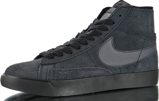 Les baskets Nike Blazer Low combinent un style intemporel et une élégance décontractée. Leur design épuré et leurs matériaux de qualité en font un choix prisé des amateurs de mode.