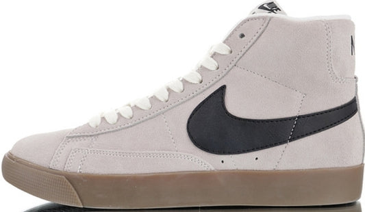 Les baskets Nike Blazer Low combinent un style intemporel et une élégance décontractée. Leur design épuré et leurs matériaux de qualité en font un choix prisé des amateurs de mode. 