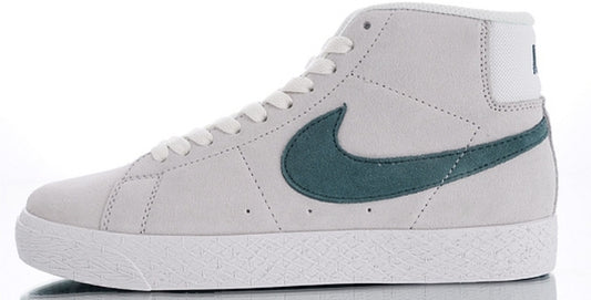Les baskets Nike Blazer Low combinent un style intemporel et une élégance décontractée. Leur design épuré et leurs matériaux de qualité en font un choix prisé des amateurs de mode.