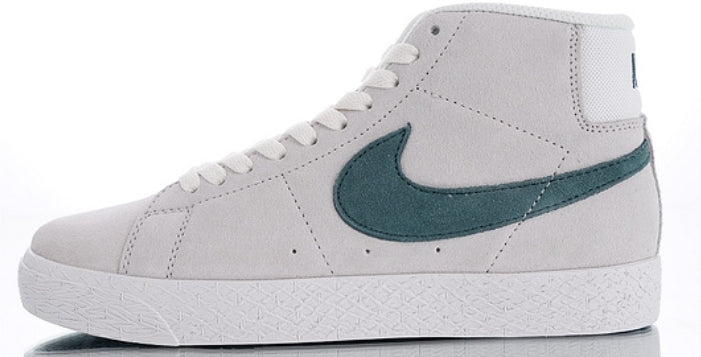 Les baskets Nike Blazer Low combinent un style intemporel et une élégance décontractée. Leur design épuré et leurs matériaux de qualité en font un choix prisé des amateurs de mode. 