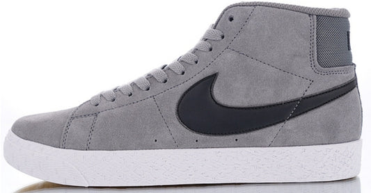 Les baskets Nike Blazer Low combinent un style intemporel et une élégance décontractée. Leur design épuré et leurs matériaux de qualité en font un choix prisé des amateurs de mode.