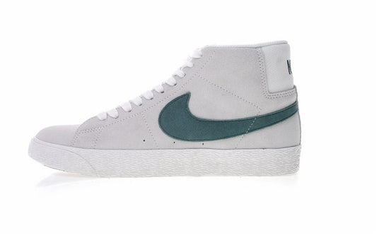 Les baskets Nike Blazer Low combinent un style intemporel et une élégance décontractée. Leur design épuré et leurs matériaux de qualité en font un choix prisé des amateurs de mode.
