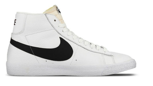 Les baskets Nike Blazer Low combinent un style intemporel et une élégance décontractée. Leur design épuré et leurs matériaux de qualité en font un choix prisé des amateurs de mode.