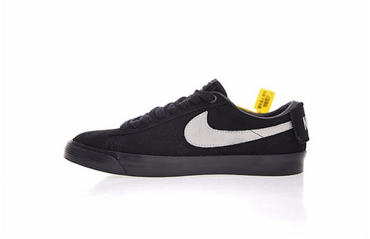 Les baskets Nike Blazer Low combinent un style intemporel et une élégance décontractée. Leur design épuré et leurs matériaux de qualité en font un choix prisé des amateurs de mode.