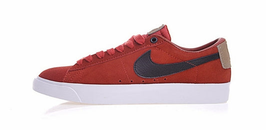 Les baskets Nike Blazer Low combinent un style intemporel et une élégance décontractée. Leur design épuré et leurs matériaux de qualité en font un choix prisé des amateurs de mode.