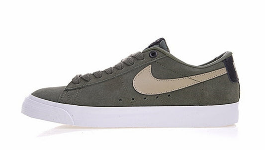 Les baskets Nike Blazer Low combinent un style intemporel et une élégance décontractée. Leur design épuré et leurs matériaux de qualité en font un choix prisé des amateurs de mode.
