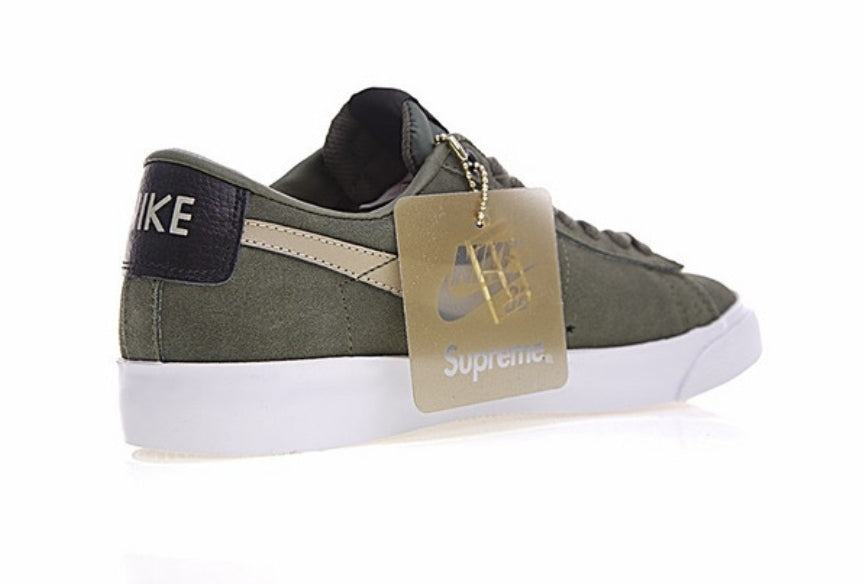 Les baskets Nike Blazer Low combinent un style intemporel et une élégance décontractée. Leur design épuré et leurs matériaux de qualité en font un choix prisé des amateurs de mode. 