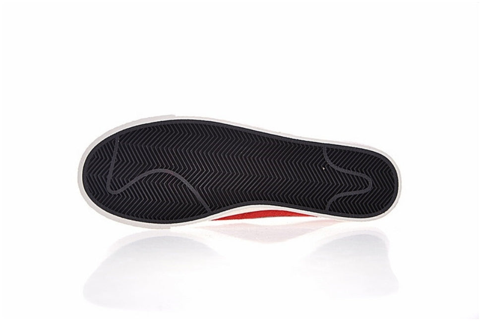 Les baskets Nike Blazer Low combinent un style intemporel et une élégance décontractée. Leur design épuré et leurs matériaux de qualité en font un choix prisé des amateurs de mode. 