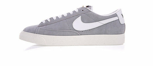 Les baskets Nike Blazer Low combinent un style intemporel et une élégance décontractée. Leur design épuré et leurs matériaux de qualité en font un choix prisé des amateurs de mode.