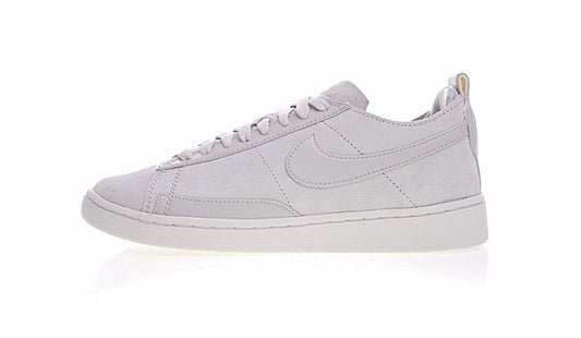Les baskets Nike Blazer Low combinent un style intemporel et une élégance décontractée. Leur design épuré et leurs matériaux de qualité en font un choix prisé des amateurs de mode. 