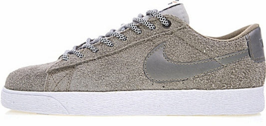 Les baskets Nike Blazer Low combinent un style intemporel et une élégance décontractée. Leur design épuré et leurs matériaux de qualité en font un choix prisé des amateurs de mode. 