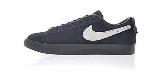 Les baskets Nike Blazer Low combinent un style intemporel et une élégance décontractée. Leur design épuré et leurs matériaux de qualité en font un choix prisé des amateurs de mode.
