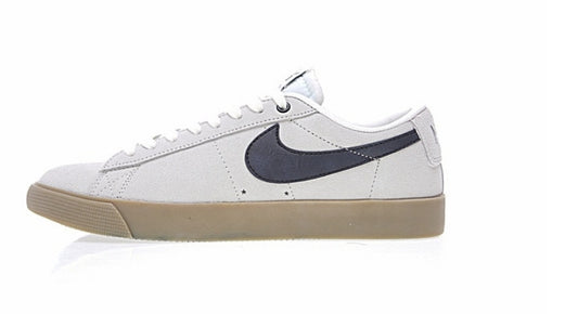Les baskets Nike Blazer Low combinent un style intemporel et une élégance décontractée. Leur design épuré et leurs matériaux de qualité en font un choix prisé des amateurs de mode.