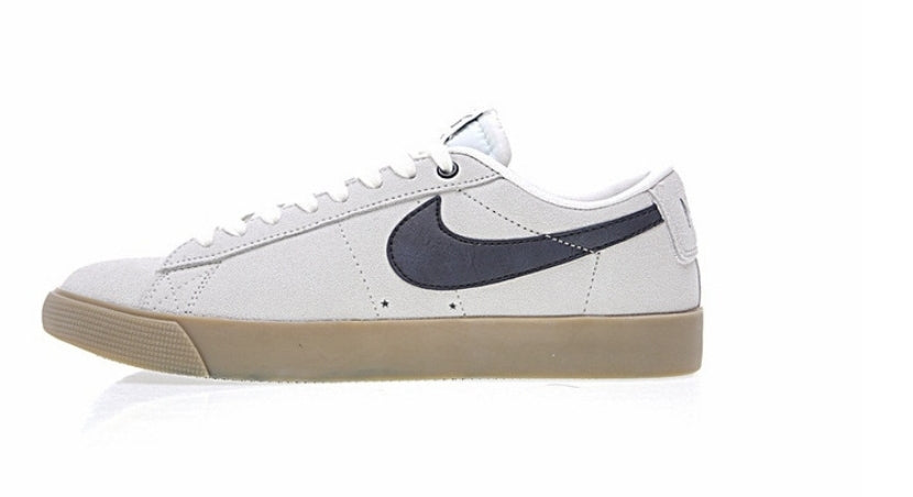 Les baskets Nike Blazer Low combinent un style intemporel et une élégance décontractée. Leur design épuré et leurs matériaux de qualité en font un choix prisé des amateurs de mode. 