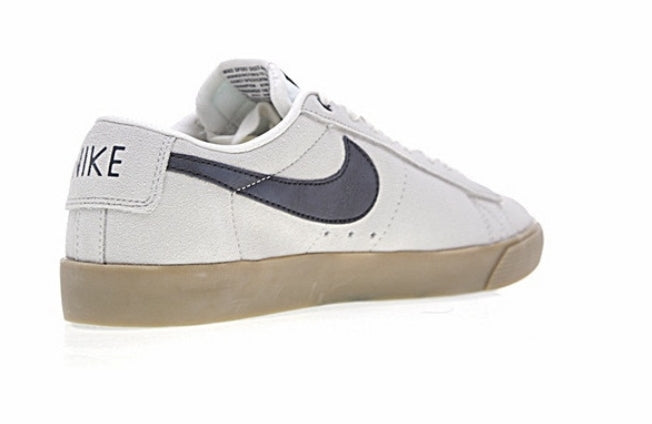 Les baskets Nike Blazer Low combinent un style intemporel et une élégance décontractée. Leur design épuré et leurs matériaux de qualité en font un choix prisé des amateurs de mode. 