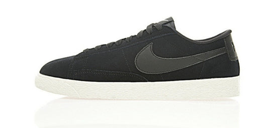 Les baskets Nike Blazer Low combinent un style intemporel et une élégance décontractée. Leur design épuré et leurs matériaux de qualité en font un choix prisé des amateurs de mode.