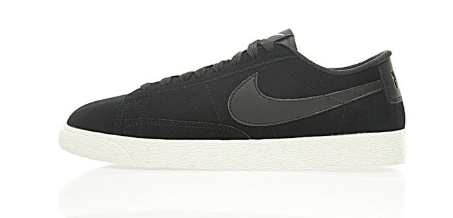 Les baskets Nike Blazer Low combinent un style intemporel et une élégance décontractée. Leur design épuré et leurs matériaux de qualité en font un choix prisé des amateurs de mode. 