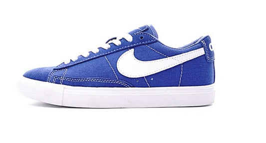 Les baskets Nike Blazer Low combinent un style intemporel et une élégance décontractée. Leur design épuré et leurs matériaux de qualité en font un choix prisé des amateurs de mode.