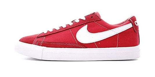 Les baskets Nike Blazer Low combinent un style intemporel et une élégance décontractée. Leur design épuré et leurs matériaux de qualité en font un choix prisé des amateurs de mode. 