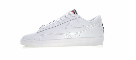 Les baskets Nike Blazer Low combinent un style intemporel et une élégance décontractée. Leur design épuré et leurs matériaux de qualité en font un choix prisé des amateurs de mode. 