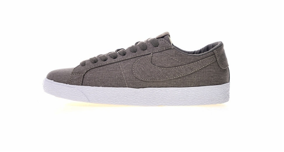 Les baskets Nike Blazer Low combinent un style intemporel et une élégance décontractée. Leur design épuré et leurs matériaux de qualité en font un choix prisé des amateurs de mode. 