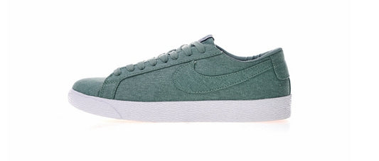 Les baskets Nike Blazer Low combinent un style intemporel et une élégance décontractée. Leur design épuré et leurs matériaux de qualité en font un choix prisé des amateurs de mode.