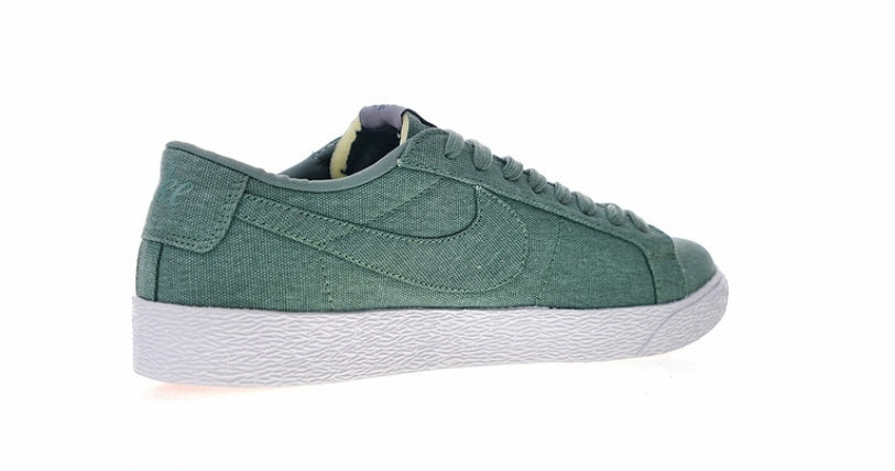Les baskets Nike Blazer Low combinent un style intemporel et une élégance décontractée. Leur design épuré et leurs matériaux de qualité en font un choix prisé des amateurs de mode. 