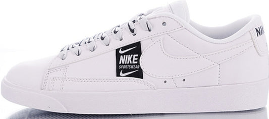 Les baskets Nike Blazer Low combinent un style intemporel et une élégance décontractée. Leur design épuré et leurs matériaux de qualité en font un choix prisé des amateurs de mode.