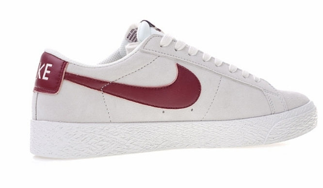 Les baskets Nike Blazer Low combinent un style intemporel et une élégance décontractée. Leur design épuré et leurs matériaux de qualité en font un choix prisé des amateurs de mode. 