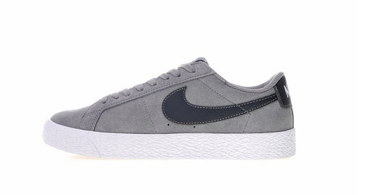 Les baskets Nike Blazer Low combinent un style intemporel et une élégance décontractée. Leur design épuré et leurs matériaux de qualité en font un choix prisé des amateurs de mode.