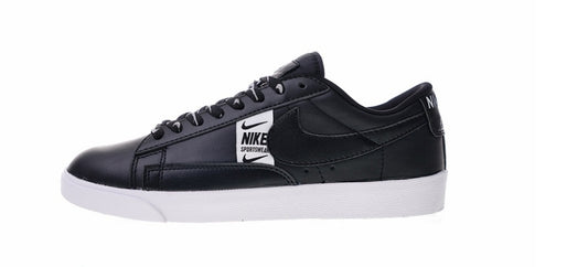 Les baskets Nike Blazer Low combinent un style intemporel et une élégance décontractée. Leur design épuré et leurs matériaux de qualité en font un choix prisé des amateurs de mode.