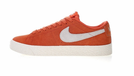 Les baskets Nike Blazer Low combinent un style intemporel et une élégance décontractée. Leur design épuré et leurs matériaux de qualité en font un choix prisé des amateurs de mode.