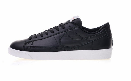 Les baskets Nike Blazer Low combinent un style intemporel et une élégance décontractée. Leur design épuré et leurs matériaux de qualité en font un choix prisé des amateurs de mode.