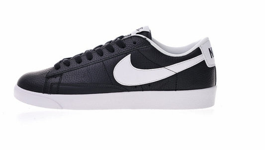 Les baskets Nike Blazer Low combinent un style intemporel et une élégance décontractée. Leur design épuré et leurs matériaux de qualité en font un choix prisé des amateurs de mode. 