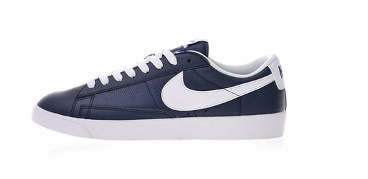 Les baskets Nike Blazer Low combinent un style intemporel et une élégance décontractée. Leur design épuré et leurs matériaux de qualité en font un choix prisé des amateurs de mode.