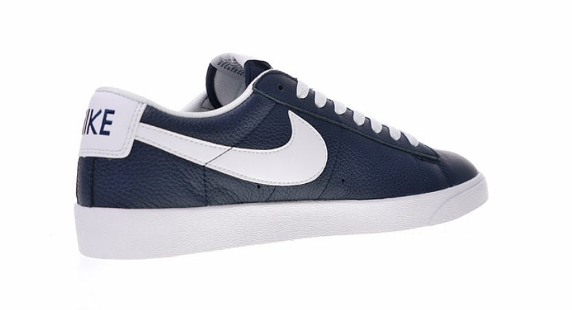 Les baskets Nike Blazer Low combinent un style intemporel et une élégance décontractée. Leur design épuré et leurs matériaux de qualité en font un choix prisé des amateurs de mode. 