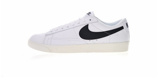Les baskets Nike Blazer Low combinent un style intemporel et une élégance décontractée. Leur design épuré et leurs matériaux de qualité en font un choix prisé des amateurs de mode. 
