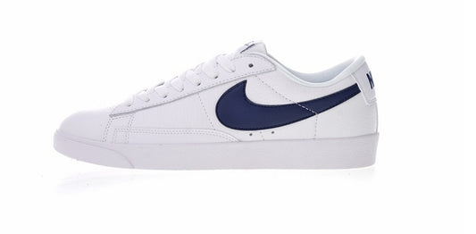 Les baskets Nike Blazer Low combinent un style intemporel et une élégance décontractée. Leur design épuré et leurs matériaux de qualité en font un choix prisé des amateurs de mode.