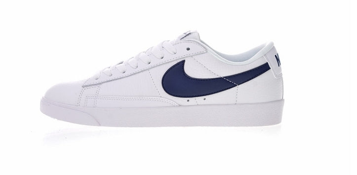 Les baskets Nike Blazer Low combinent un style intemporel et une élégance décontractée. Leur design épuré et leurs matériaux de qualité en font un choix prisé des amateurs de mode. 
