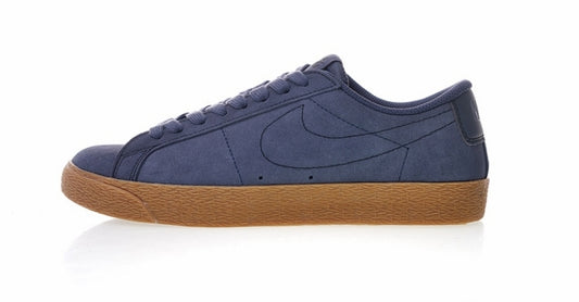 Les baskets Nike Blazer Low combinent un style intemporel et une élégance décontractée. Leur design épuré et leurs matériaux de qualité en font un choix prisé des amateurs de mode.