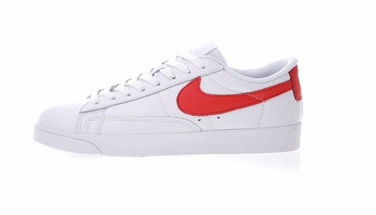Les baskets Nike Blazer Low combinent un style intemporel et une élégance décontractée. Leur design épuré et leurs matériaux de qualité en font un choix prisé des amateurs de mode.