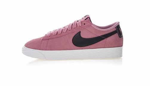 Les baskets Nike Blazer Low combinent un style intemporel et une élégance décontractée. Leur design épuré et leurs matériaux de qualité en font un choix prisé des amateurs de mode.