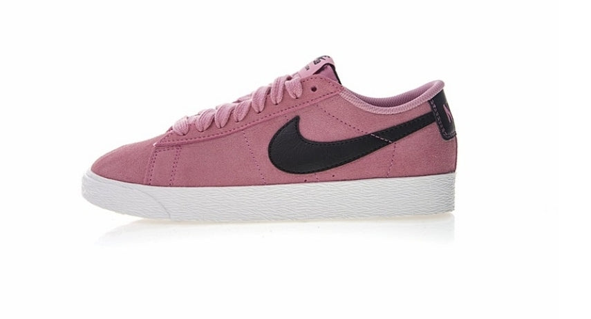 Les baskets Nike Blazer Low combinent un style intemporel et une élégance décontractée. Leur design épuré et leurs matériaux de qualité en font un choix prisé des amateurs de mode. 