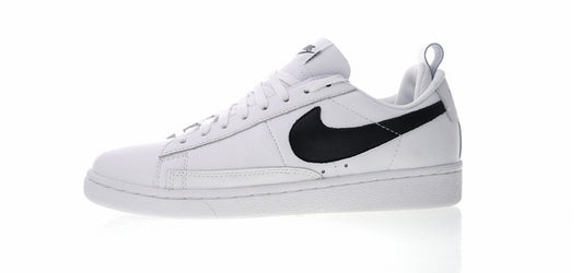 Les baskets Nike Blazer Low combinent un style intemporel et une élégance décontractée. Leur design épuré et leurs matériaux de qualité en font un choix prisé des amateurs de mode.