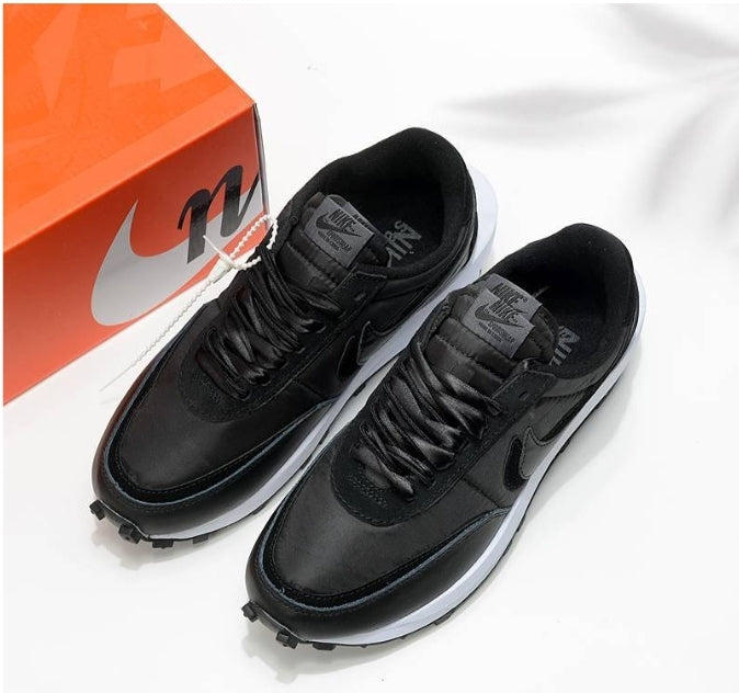 Les Baskets Nike LDWaffle x Sacai combinent style audacieux et innovation. Leur design surdimensionnées . Pas cher. Le moins cher.
